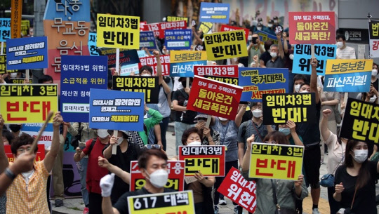 '소급적용 남발하는 부동산 규제 정책 반대, 전국민 조세 저항운동 촛불집회' 참가자들이 지난 25일 촛불집회를 열고 구호를 외치고 있다.<연합뉴스>